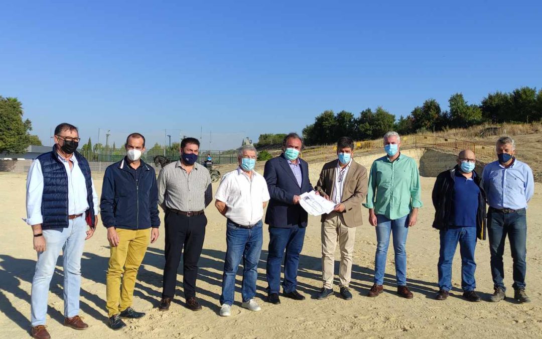 El Alcalde hace entrega al Grupo Romero y Amigos del Caballo de los terrenos cedidos en el Polígono Industrial Llanos de Jarata