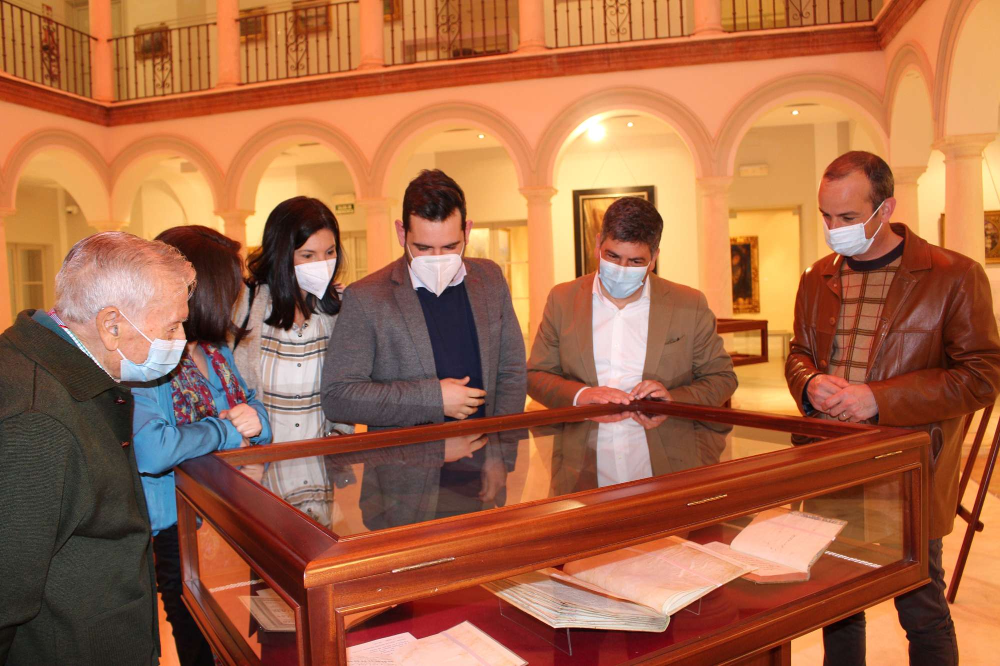 El Delegado de Cultura de la Diputación de Sevilla inaugura la exposición bibliográfica Sevilla y sus pueblos.