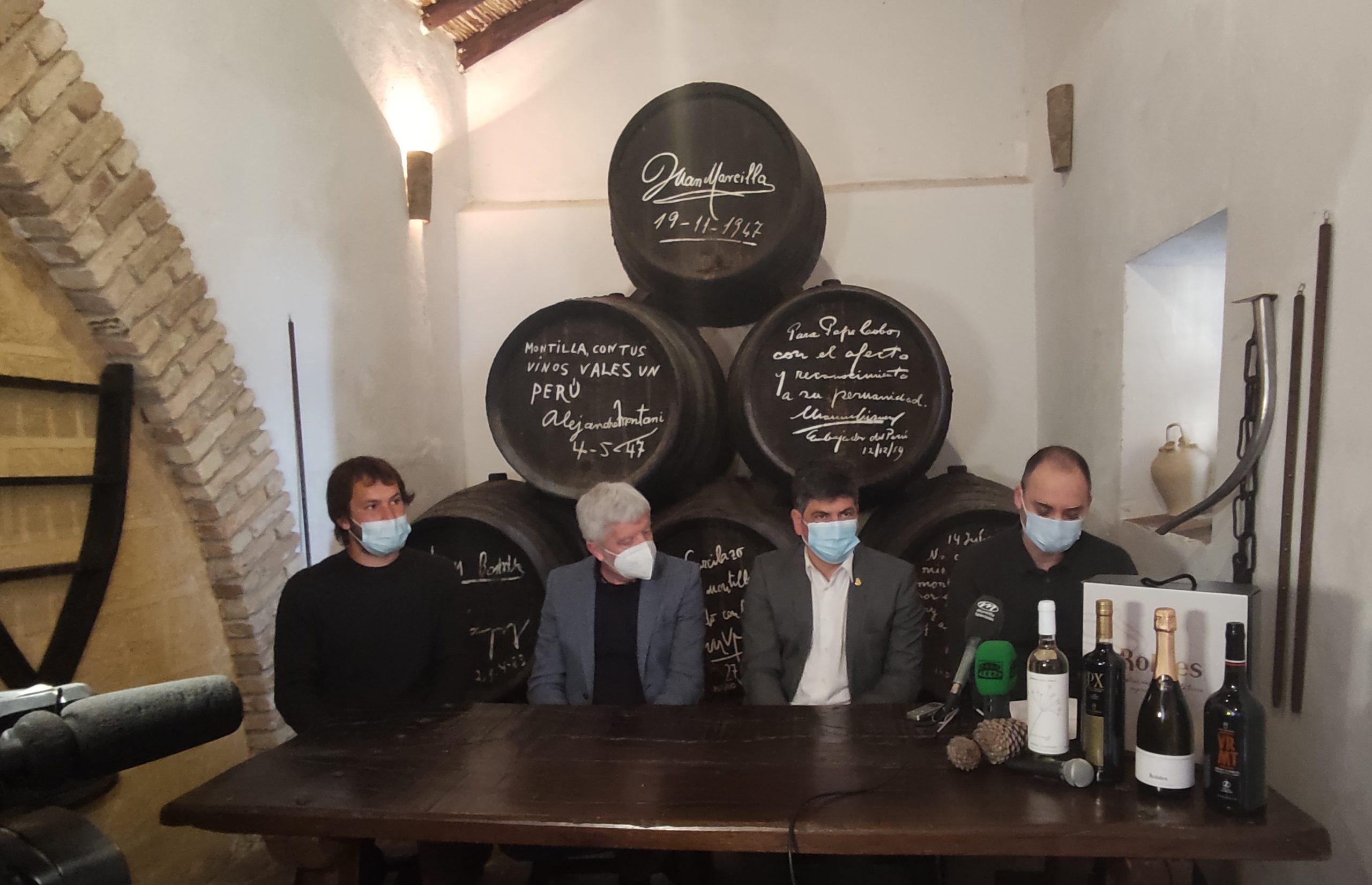 El alcalde acompaña a los promotores del proyecto de Paisajes Sonoros del Vino, en la bodeguita de la Casa del Inca.