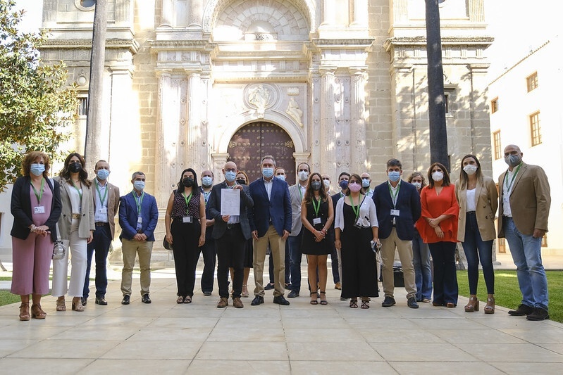 Representantes municipales de las 11 ciudades que registraron la iniciativa legislativa por un Ley de la Cultura en Andalucía