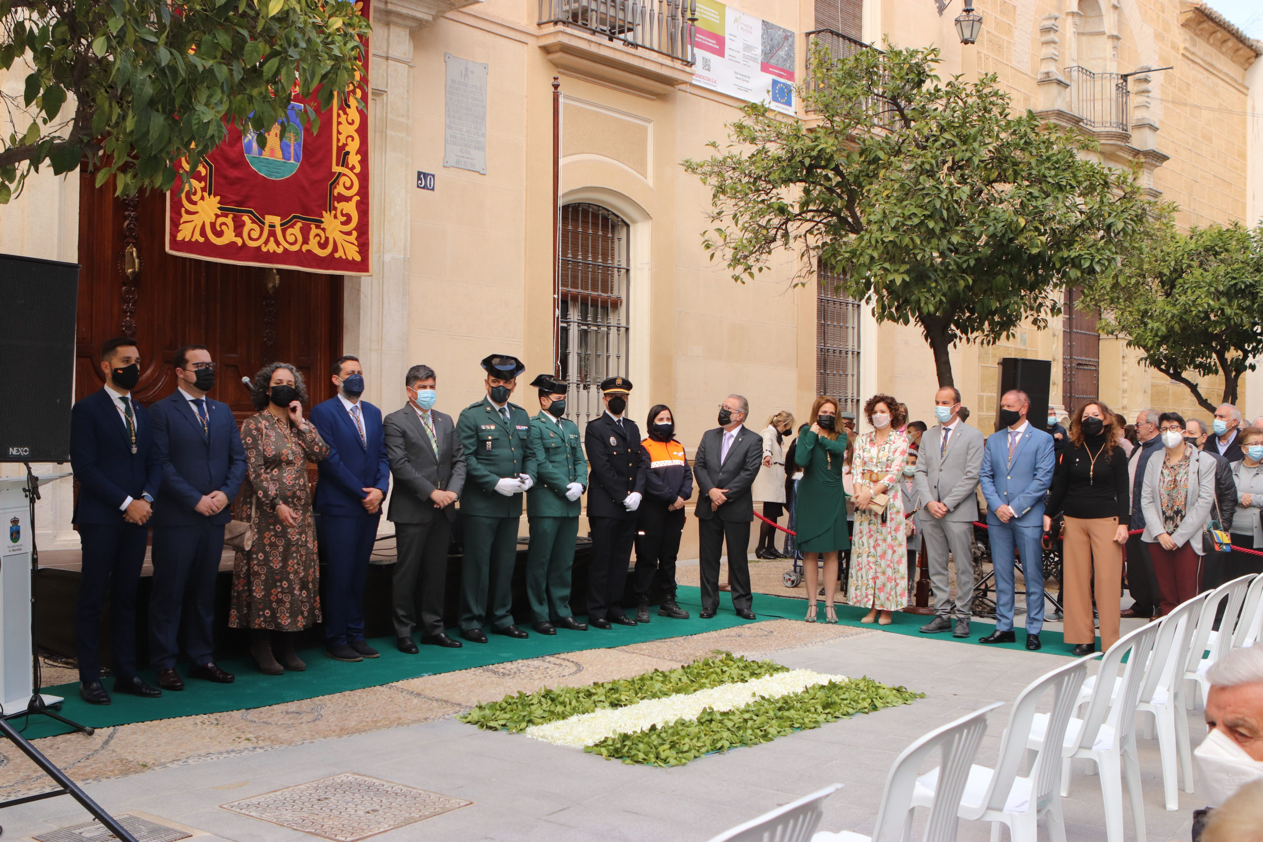 Autoridades en la plaza del Ayuntamiento el Día de Andalucía.