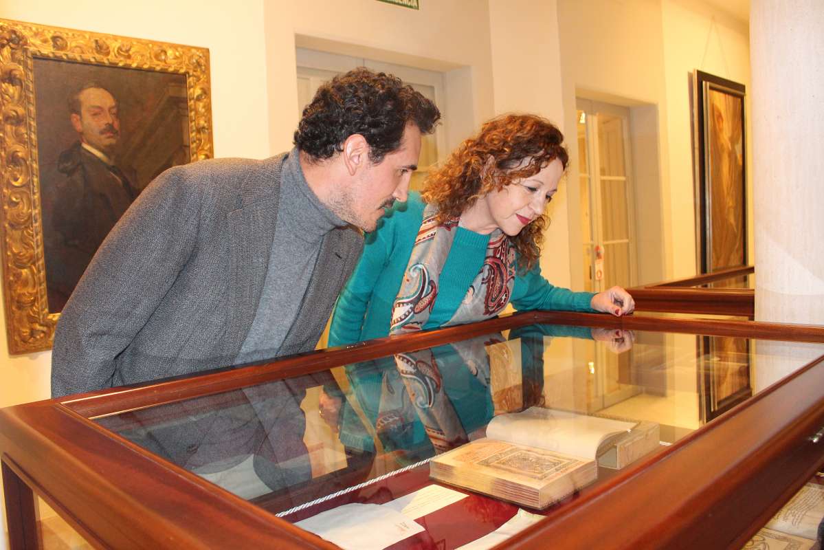 Carlos Collantes observa la exposición de impresos antiguos junto a la concejala de Cultura, Sole Raya
