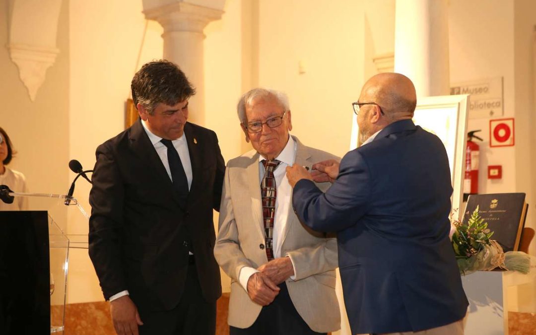 Manuel Ruiz Luque recibe el título de Hijo Predilecto de Montilla rodeado de familiares y amigos