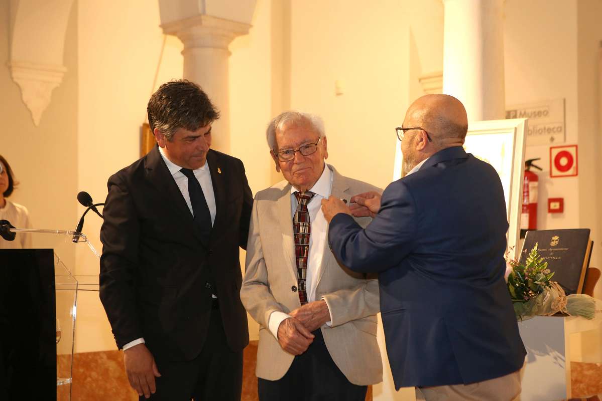 Don Manuel Ruiz Luque y el alcalde Rafael Llamas y el instructor del expediente Francisco Lucena durante el nombramiento Hijo Predilecto